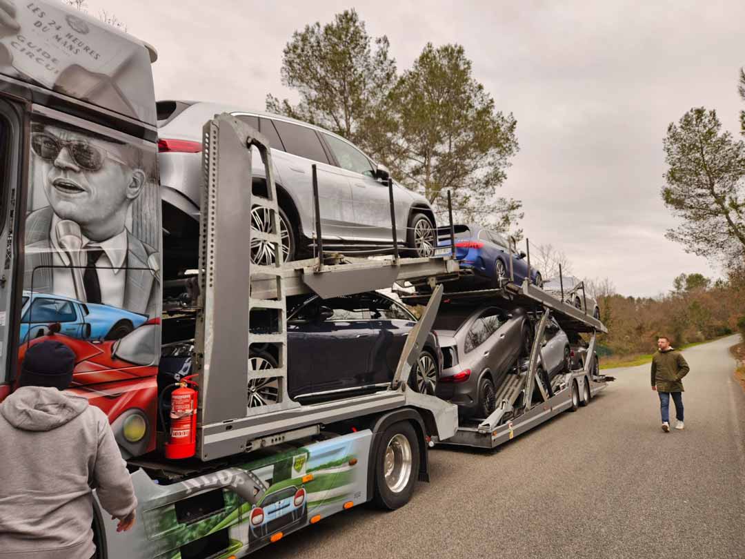 Conclusion : Le groupage dans le transport de véhicules en camion offre une solution efficace, économique et écologique. En optimisant l'utilisation de l'espace de chargement, en réduisant les coûts de transport et en favorisant la durabilité, cette méthode présente des avantages significatifs pour les entreprises et les particuliers. En choisissant le groupage, vous optez pour une approche logistique intelligente et économique dans le transport de vos véhicules.